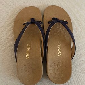 NWOT- VIONIC Bella Toe Post Sandal, Purple